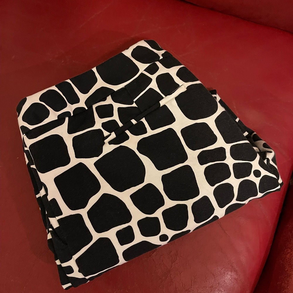 Black and white, giraffe pattern Capri pants
